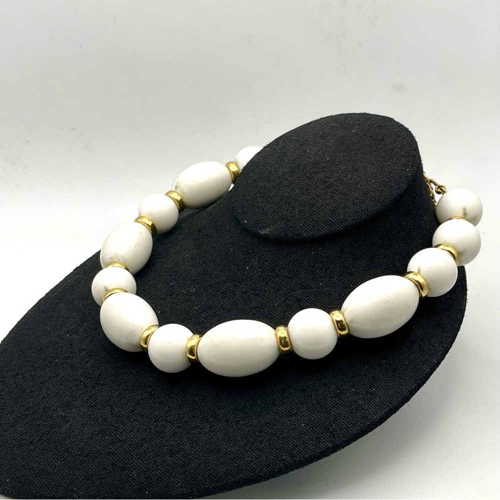 Chic Chunky Vintage Monet White and Gold Graduated Bead Necklace - Picture 5 of 14